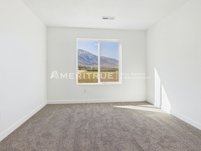 Building Photo - 1868 E 640 N