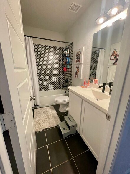 Building Photo - 14225 Walsh Ave