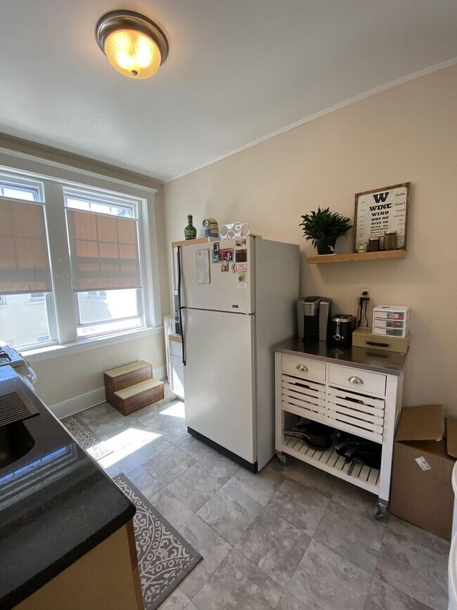 Building Photo - Charming 2-Bed, 1-Bath Available for June 1st - Heat/Hot Water Incl