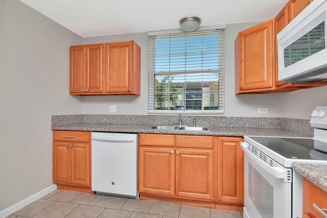 Building Photo - Ground Floor - Corner/End Unit - Upgraded ...