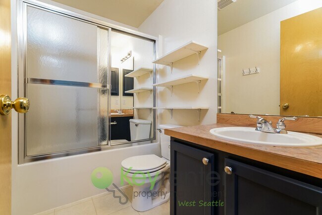 Building Photo - Kent Luxury Home with Double Primary Suite...