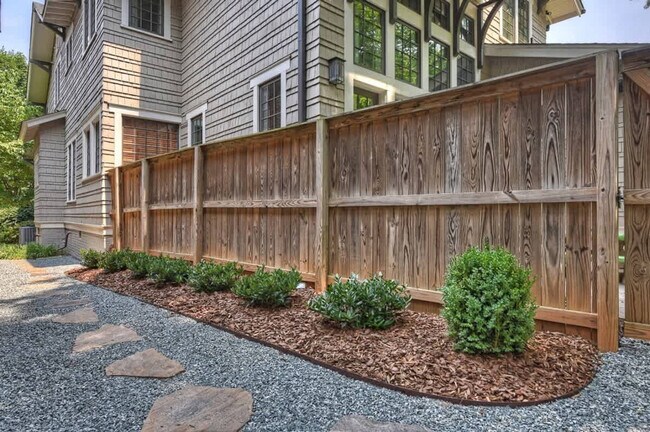 Building Photo - 518 Lamar Ave