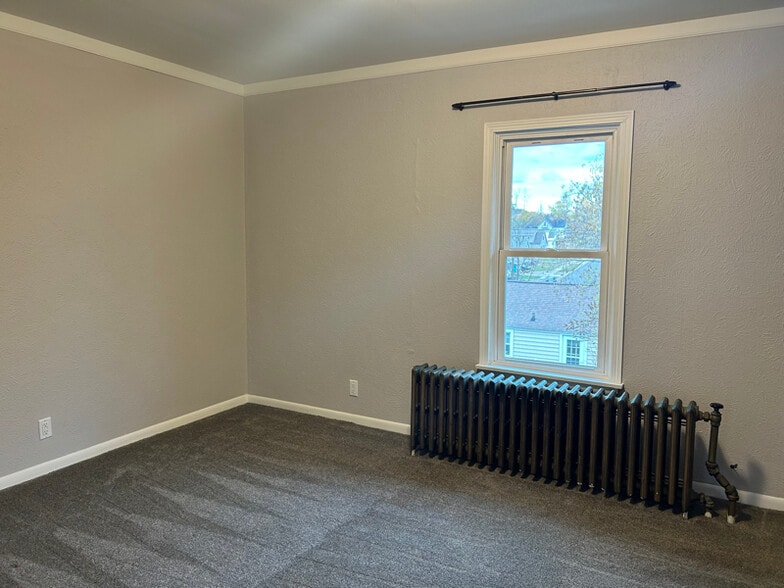 Primary Photo - 112 Rock St