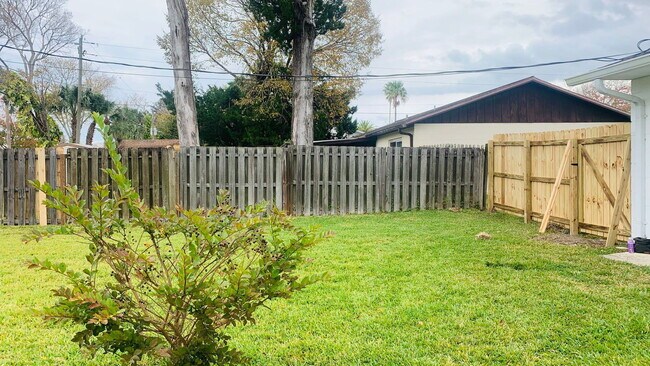 Building Photo - 1985 Big Oak Dr