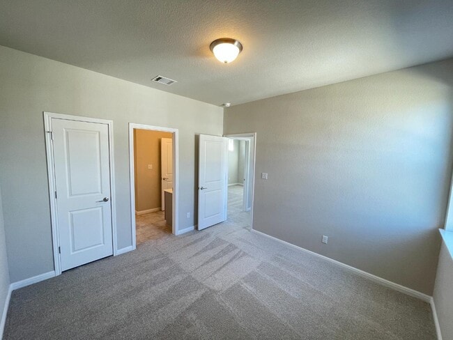 Building Photo - 1015 Vista View Dr