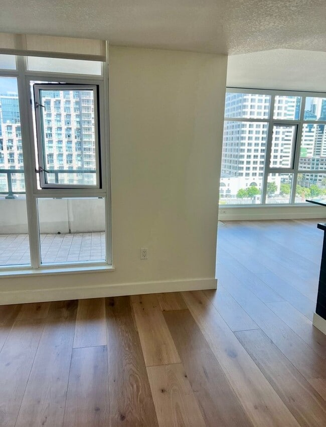 Building Photo - Stunning 1 bedroom, 1.5 bath in The Grande...