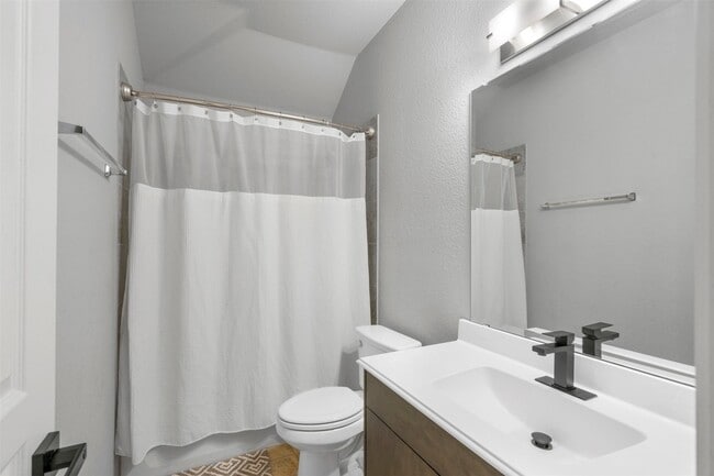 Building Photo - 817 Cloverwood Dr