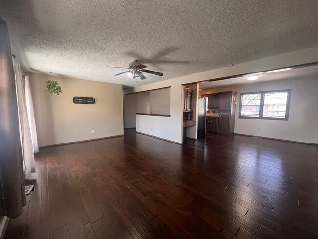 Building Photo - Spacious 4 Bed / 3 Bath Home in Southeast Wichita