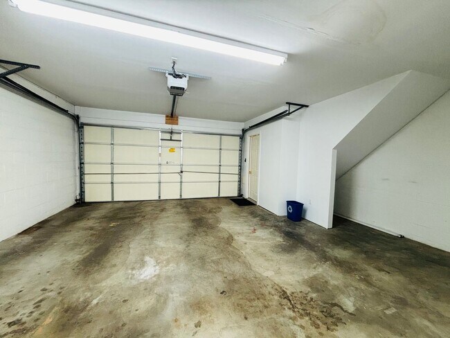 Building Photo - 3 Bedroom 2.5 Bath Townhouse
