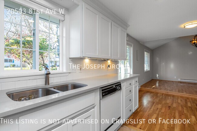 Building Photo - Open and bright 3 bed/1.75 bath in Edmonds!