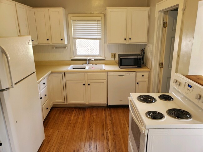 Building Photo - 3905 Holdrege St