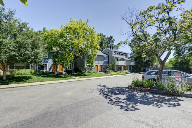 Building Photo - Updated 3 Bed 2.5 Bath North Boulder Townhome!