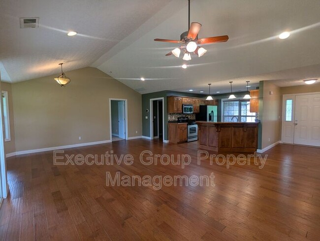 Building Photo - 120 Victory Lake Dr
