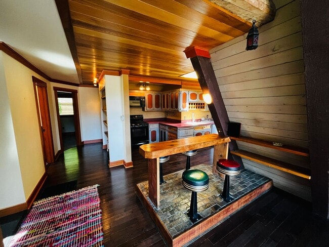 Building Photo - Wonderfully Eclectic Bainbridge Home, Perfect for Nature Lovers!