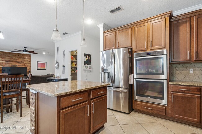 Building Photo - 705 W Kings College Dr