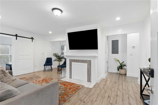 Building Photo - 1298 Gideons Dr SW