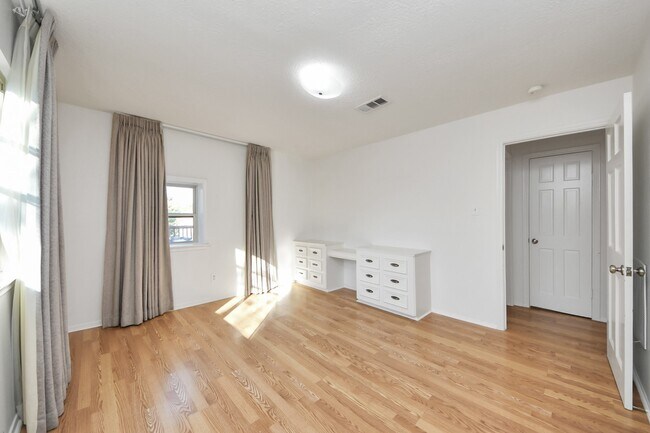 Building Photo - 10743 Boardwalk St