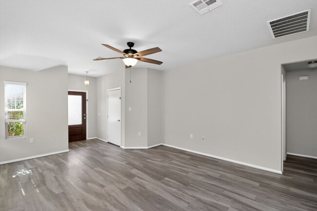 Building Photo - Spacious 3 Bed / 2 Bath w/ Large Kitchen & Natural Light