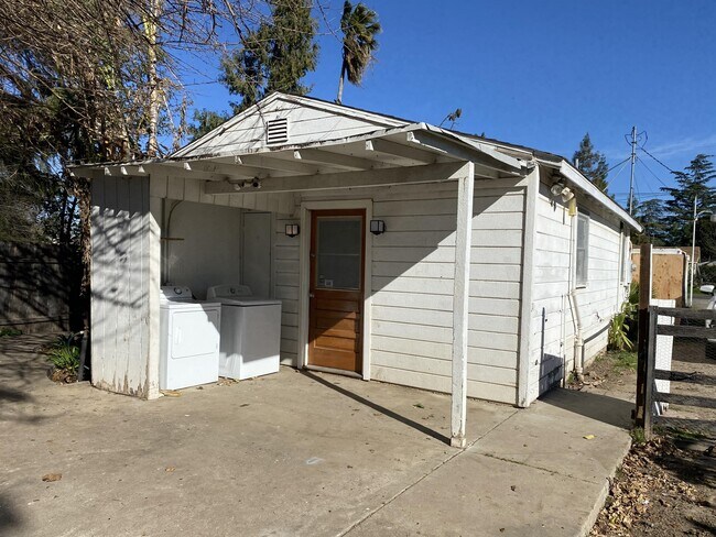 Building Photo - 339 N Abbie St
