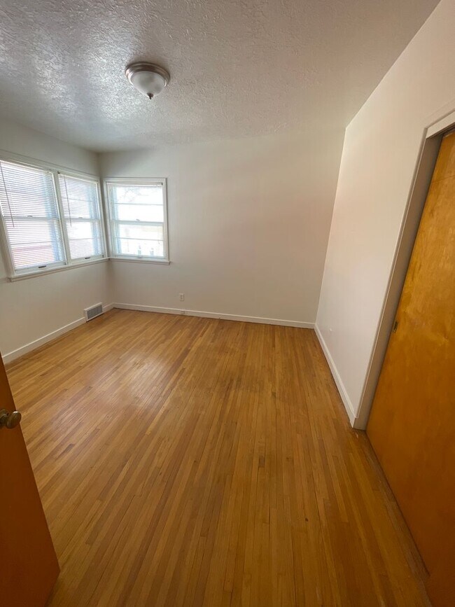 Building Photo - 2 Bedroom Home