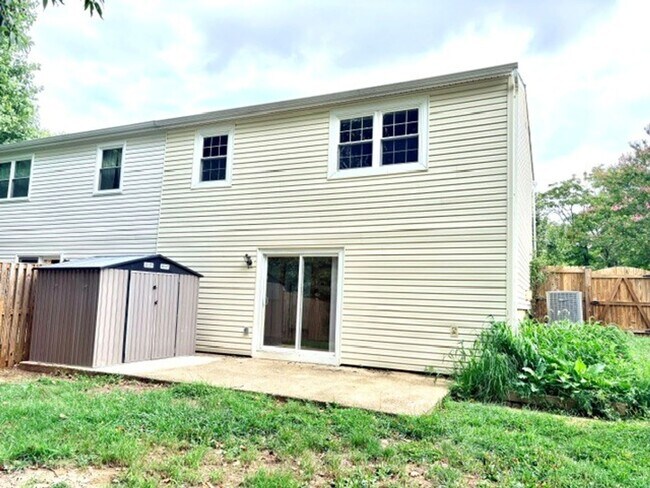 Building Photo - 3 Bedroom Townhouse in Arnold