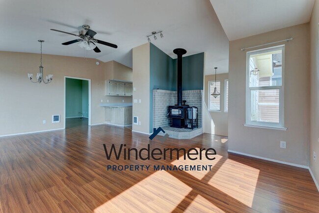 Building Photo - 3 Bedroom 2 Bath + Bonus Room Home with Stunning Water Views in Admirals Cove