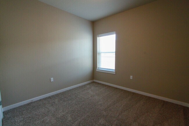 Building Photo - Beautiful 3 Bed / 2.5 Bath Home in Mueller