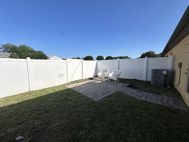 Building Photo - Beautiful Townhome