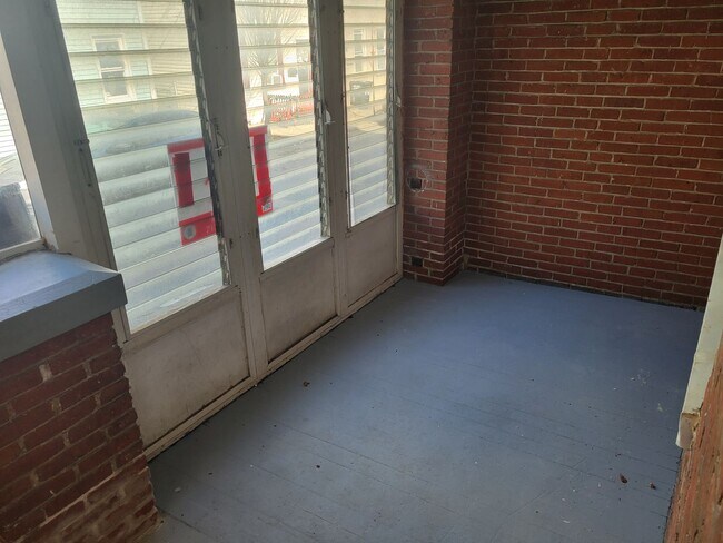 Building Photo - Spacious 4 bedroom House