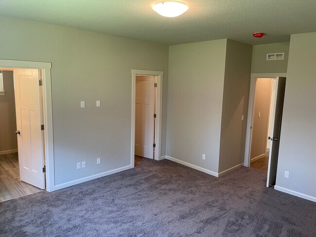 Building Photo - 2091 Legacy Hts Dr SE