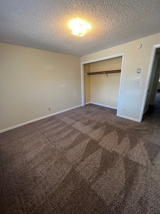 Building Photo - South Boise Duplex With Garage!