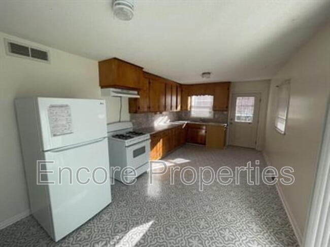 Building Photo - 1502 Larson St