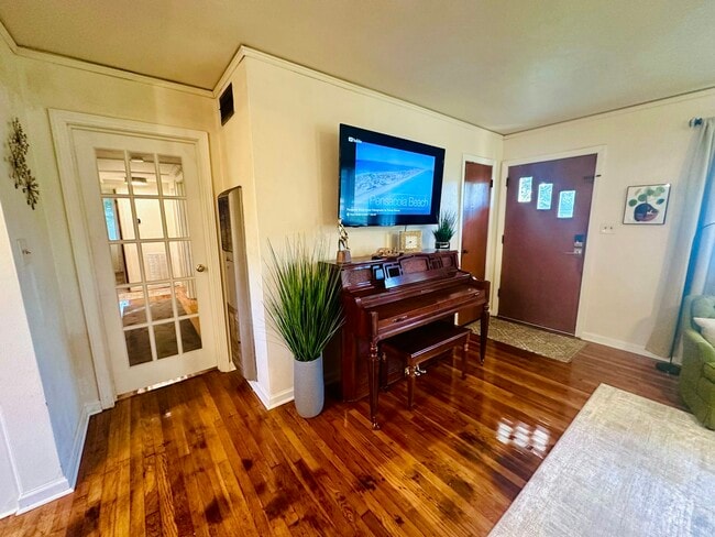 Building Photo - 27 Escalona Ave