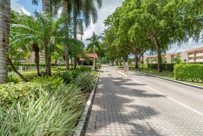 Building Photo - 9420 S Hollybrook Lake Dr