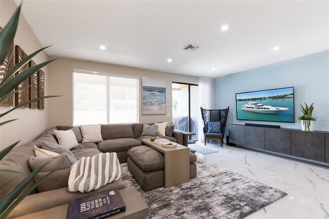 Building Photo - 811 SW 10th Terrace