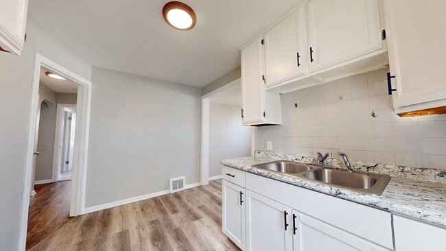 Building Photo - Fulton/W.58th neighborhood; 3 bedroom/2bat...