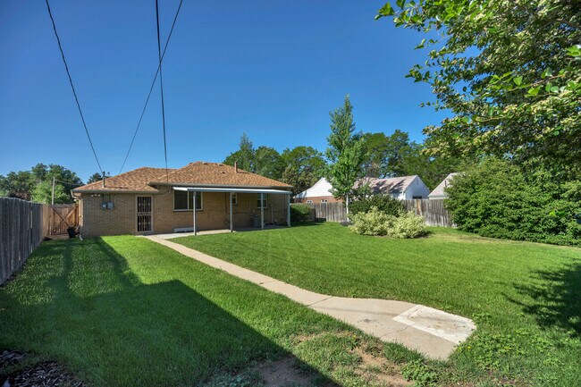 Building Photo - Amazing 4BR, 2BTH in Park Hill!!