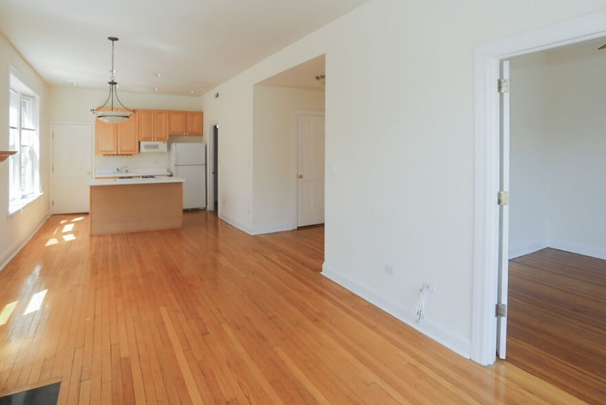 Building Photo - 3852 N Southport Ave