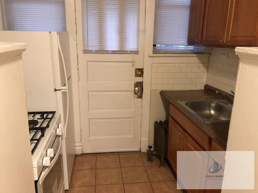 Building Photo - 6364 N Hermitage Ave