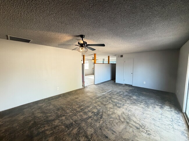 Building Photo - 6001 N 62nd Dr