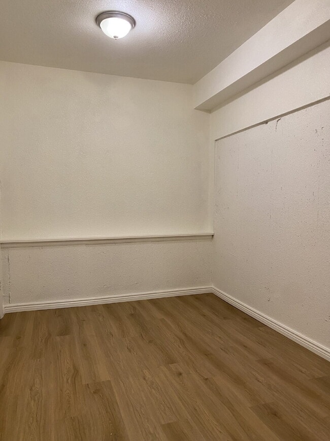 Building Photo - Beautifully updated townhome near Cherry C...