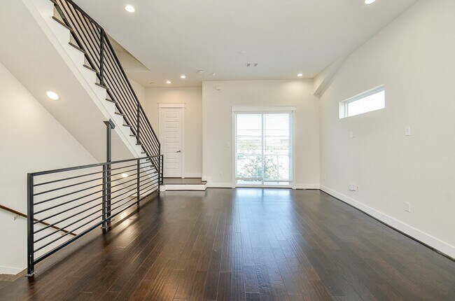 Building Photo - 2103 Engelmohr St