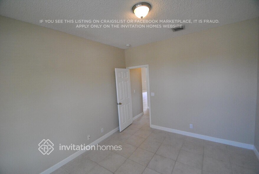 Building Photo - 9496 Lago Dr