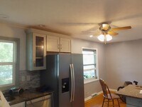 Building Photo - 3 Bedroom 2.5 Bathroom Bi-level