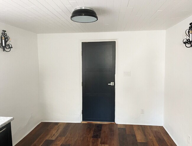 Building Photo - Unbelievable Old Town 1bd! Private compound casita!