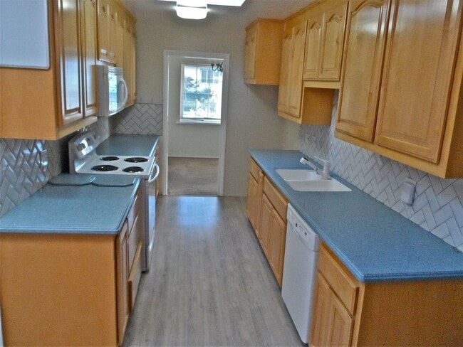 Building Photo - Charming Castro Valley Home: Spacious Livi...