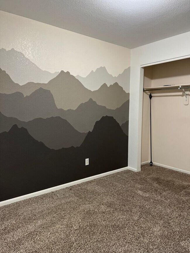 Building Photo - Beautiful 3 bedroom, 2 bath Home with 2 ca...