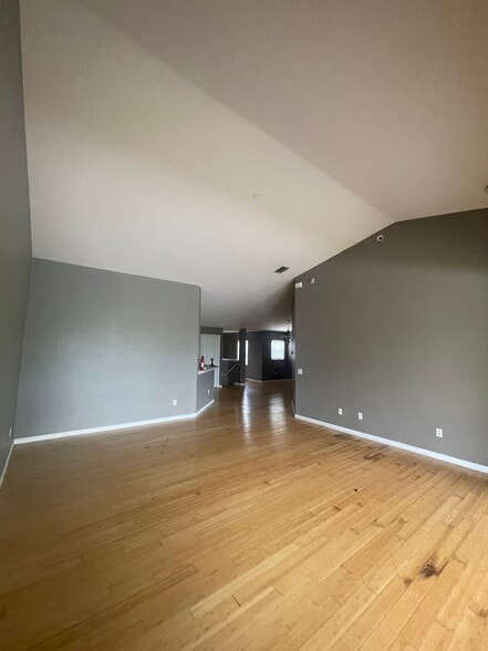 Living Room 13ft Vaulted Ceilings - 4560 SW 52nd Circle