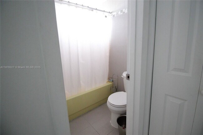 Building Photo - 1591 NE Miami Gardens Dr