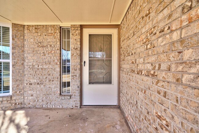 Building Photo - 4 bed 3 bath home!